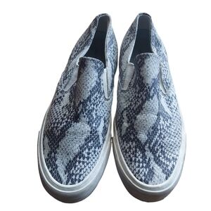 9 BeaVees black and white snake skinned loafer